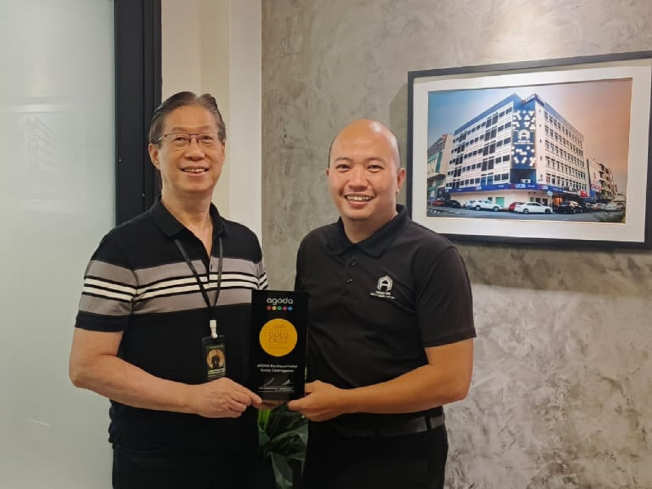 Presenting Agoda Award to ARENA Boutique Hotel on 14th May 2026 (6)
