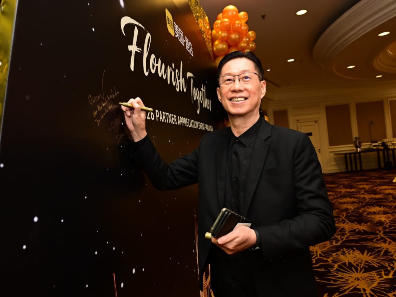 Frankie receiving the Meituan Outstanding Partner Award on 25th June 2026 (4)