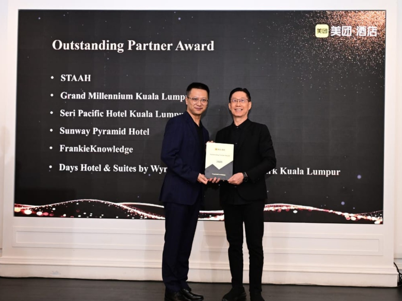 Frankie receiving the Meituan Outstanding Partner Award on 25th June 2026 (9)