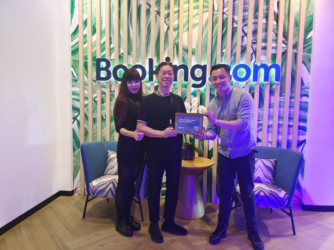 Frankie receiving Booking.com Traveller Review Award on 9th July 2026 (3)