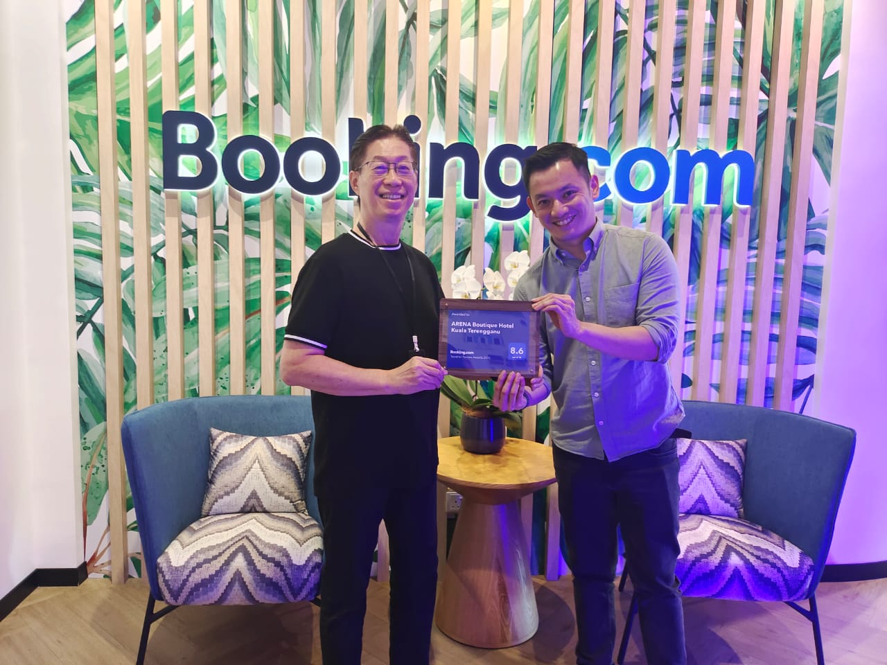 Frankie receiving Booking.com Traveller Review Award on 9th July 2026 (4)